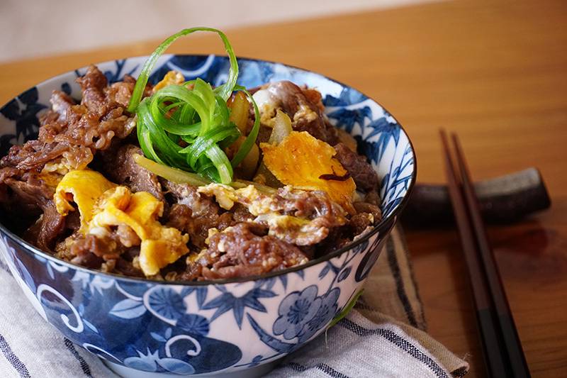 滑蛋牛肉丼15分鐘簡單完成！日本家常料理食譜媲美連鎖店內附牛肉入味小秘訣｜懶人廚房